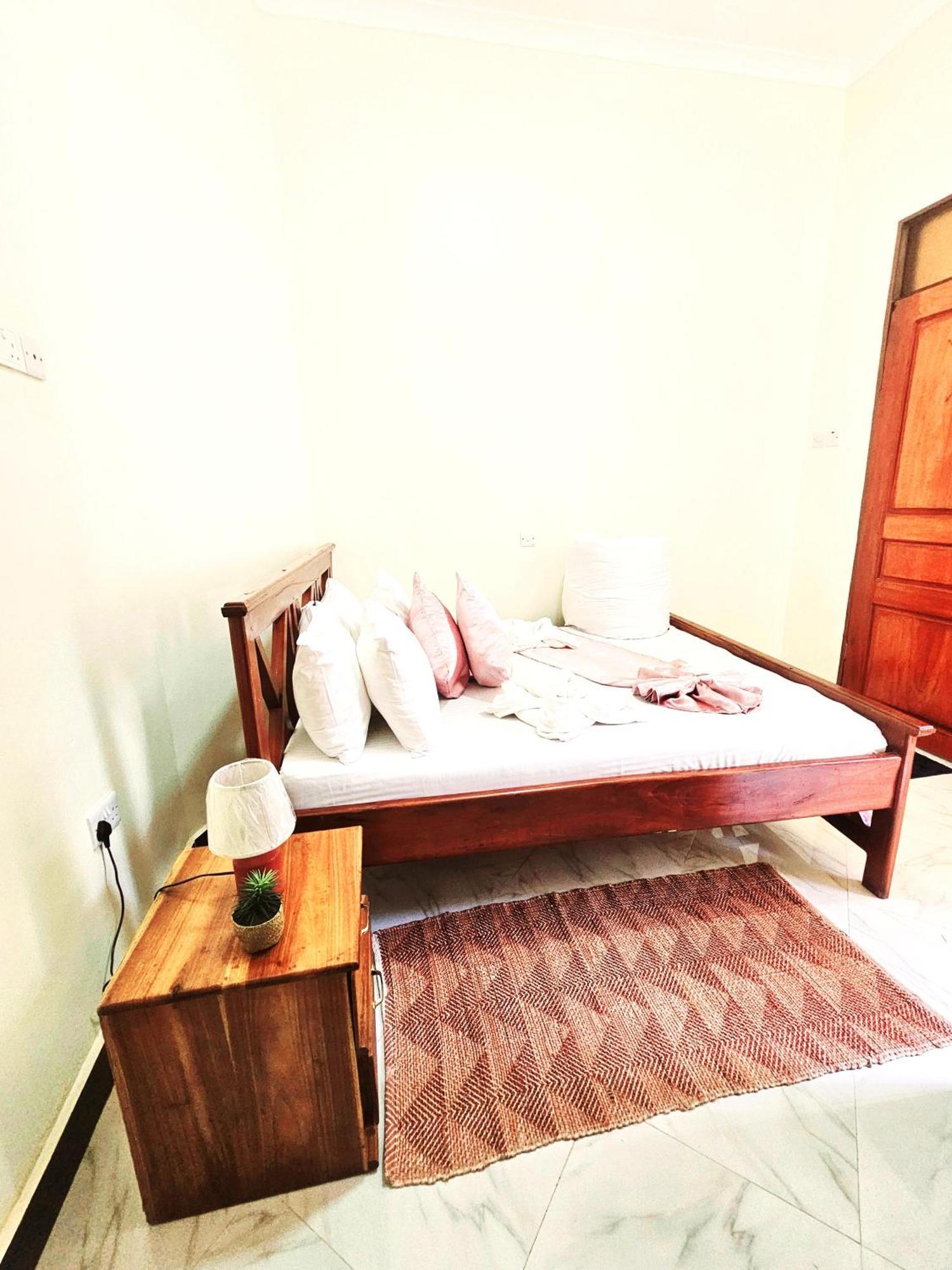 Safi House Bed & Breakfast Boma la Ngombe Екстериор снимка