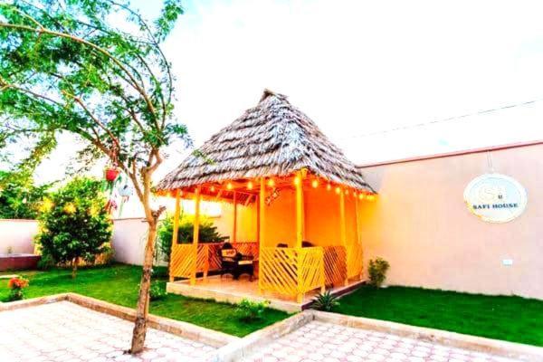 Safi House Bed & Breakfast Boma la Ngombe Екстериор снимка